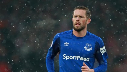 开云下载-交易市场热度升温，球队争夺补强阵容，球赛阵容